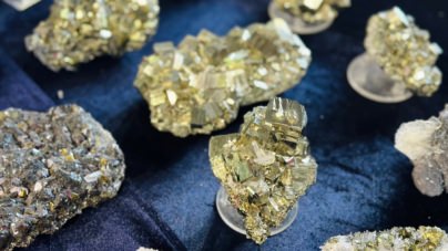 Expoziție de minerale la Sighetu Marmației: Vizitatorii sunt invitați să descopere „comorile ascunse ale Pământului”