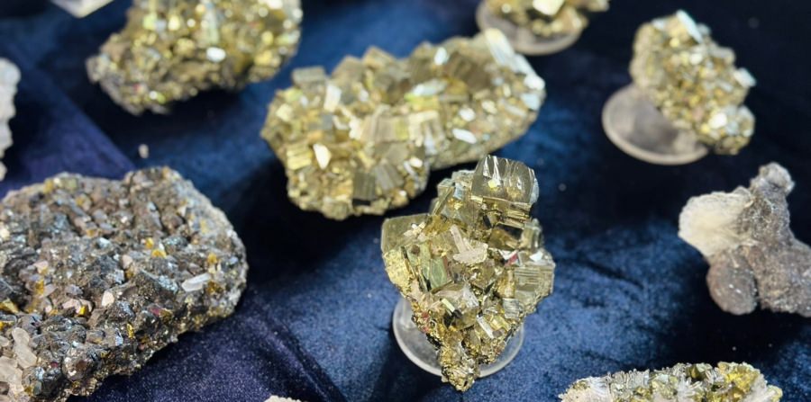 Expoziție de minerale la Sighetu Marmației: Vizitatorii sunt invitați să descopere „comorile ascunse ale Pământului”