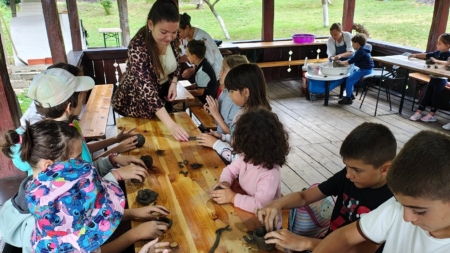 Copiii sunt așteptați la atelierele de vacanță de la Muzeul Satului Baia Mare