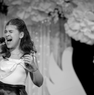 Talent răsplătit cu trofee: Sarah Miklos, performanțe remarcabile pe scenele concursurilor de muzică