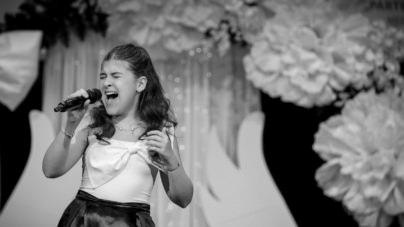 Talent răsplătit cu trofee: Sarah Miklos, performanțe remarcabile pe scenele concursurilor de muzică