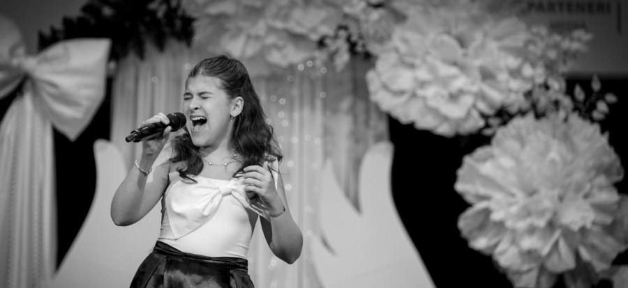 Talent răsplătit cu trofee: Sarah Miklos, performanțe remarcabile pe scenele concursurilor de muzică