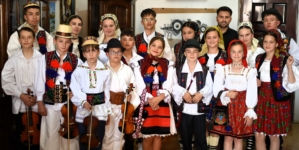 Cântec, emoție și tradiție la examenul clasei mixte de Canto Popular și Vioară de la Școala de Artă „Gheorghe Chivu” Sighetu Marmației