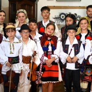 Cântec, emoție și tradiție la examenul clasei mixte de Canto Popular și Vioară de la Școala de Artă „Gheorghe Chivu” Sighetu Marmației