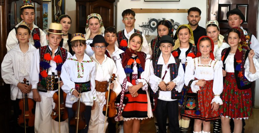 Cântec, emoție și tradiție la examenul clasei mixte de Canto Popular și Vioară de la Școala de Artă „Gheorghe Chivu” Sighetu Marmației