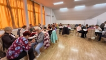 Tradiția prinde viață la Centrul CASPEV: bunicuțele pregătesc ștergarele tradiționale pentru Dansul Socăcițelor