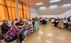 Tradiția prinde viață la Centrul CASPEV: bunicuțele pregătesc ștergarele tradiționale pentru Dansul Socăcițelor