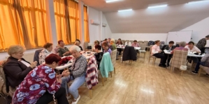 Tradiția prinde viață la Centrul CASPEV: bunicuțele pregătesc ștergarele tradiționale pentru Dansul Socăcițelor