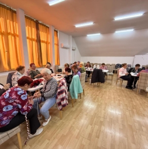 Tradiția prinde viață la Centrul CASPEV: bunicuțele pregătesc ștergarele tradiționale pentru Dansul Socăcițelor