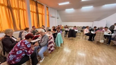 Tradiția prinde viață la Centrul CASPEV: bunicuțele pregătesc ștergarele tradiționale pentru Dansul Socăcițelor