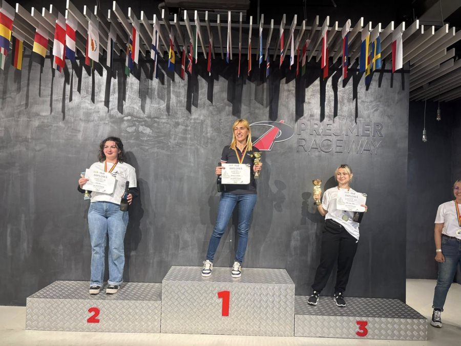 Băimăreanca dr. Camelia Mureșan, pe prima treaptă a podiumului la Cupa Rotary la Karting de la Brașov