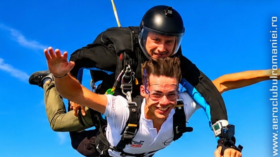 Sesiuni de salt cu parașuta în tandem la Aerodromul Tăuții Măgherăuş, în luna iulie