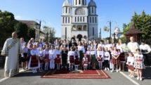 Hram la Tăuții de Sus: Liturghie arhierească, sfințire de icoană și distincții acordate de PS Iustin