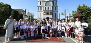 Hram la Tăuții de Sus: Liturghie arhierească, sfințire de icoană și distincții acordate de PS Iustin
