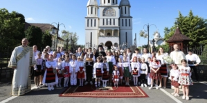 Hram la Tăuții de Sus: Liturghie arhierească, sfințire de icoană și distincții acordate de PS Iustin