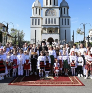 Hram la Tăuții de Sus: Liturghie arhierească, sfințire de icoană și distincții acordate de PS Iustin