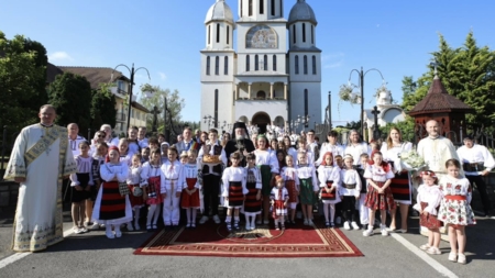 Hram la Tăuții de Sus: Liturghie arhierească, sfințire de icoană și distincții acordate de PS Iustin
