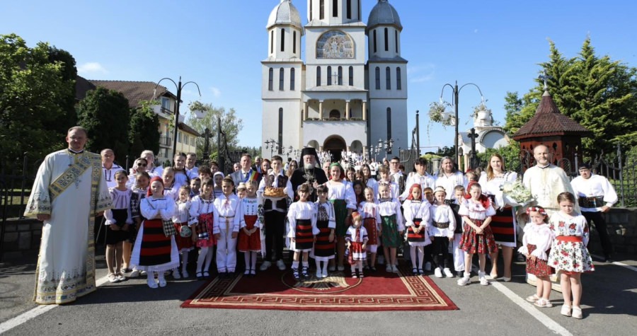 Hram la Tăuții de Sus: Liturghie arhierească, sfințire de icoană și distincții acordate de PS Iustin