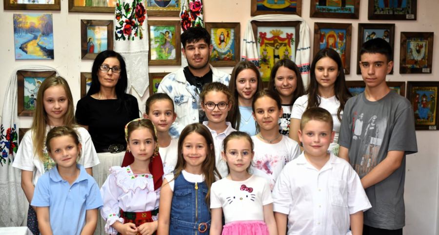 Sub semnul luminii: Clasa de Iconografie a Școlii de Artă Sighetu Marmației a organizat expoziția de sfârșit de an școlar