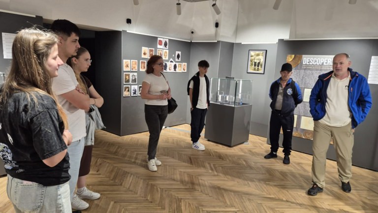 Un grup de copii din Sighetu Marmației a făcut o incursiune în patrimoniul Muzeului de Istorie și Arheologie din oraș
