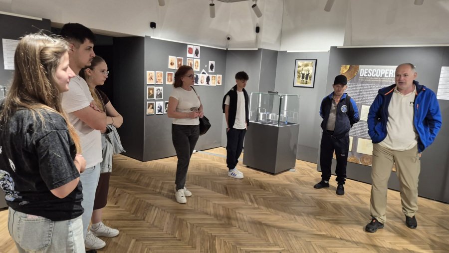 Un grup de copii din Sighetu Marmației a făcut o incursiune în patrimoniul Muzeului de Istorie și Arheologie din oraș
