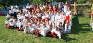 „Șezătoare – Hai, prietene, la joc”: Copii, părinți, bunici și seniori au recreat atmosfera șezătorilor de odinioară la Muzeul Satului din Baia Mare