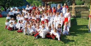 „Șezătoare – Hai, prietene, la joc”: Copii, părinți, bunici și seniori au recreat atmosfera șezătorilor de odinioară la Muzeul Satului din Baia Mare