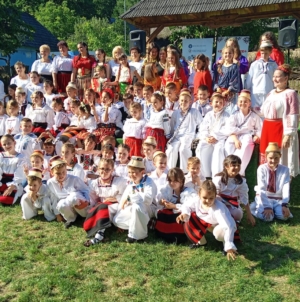 „Șezătoare – Hai, prietene, la joc”: Copii, părinți, bunici și seniori au recreat atmosfera șezătorilor de odinioară la Muzeul Satului din Baia Mare