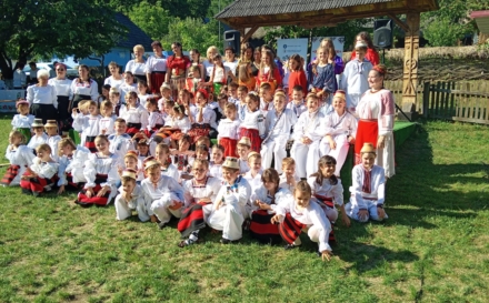 „Șezătoare – Hai, prietene, la joc”: Copii, părinți, bunici și seniori au recreat atmosfera șezătorilor de odinioară la Muzeul Satului din Baia Mare