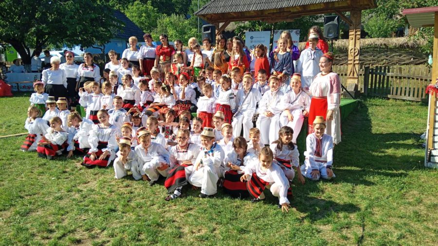 „Șezătoare – Hai, prietene, la joc”: Copii, părinți, bunici și seniori au recreat atmosfera șezătorilor de odinioară la Muzeul Satului din Baia Mare
