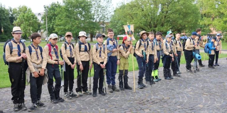 Seară solemnă la Schitul „Schimbarea la Față” din Baia Mare: Cercetașii Maramureșului încheie anul cercetășesc
