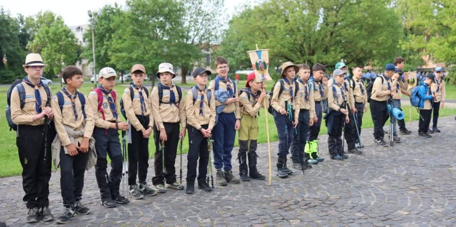 Seară solemnă la Schitul „Schimbarea la Față” din Baia Mare: Cercetașii Maramureșului încheie anul cercetășesc