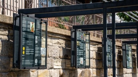 Povestea fascinantă a orașului Baia Sprie, pusă în valoare prin panouri informative amplasate în apropierea Catedralei Romano-Catolice
