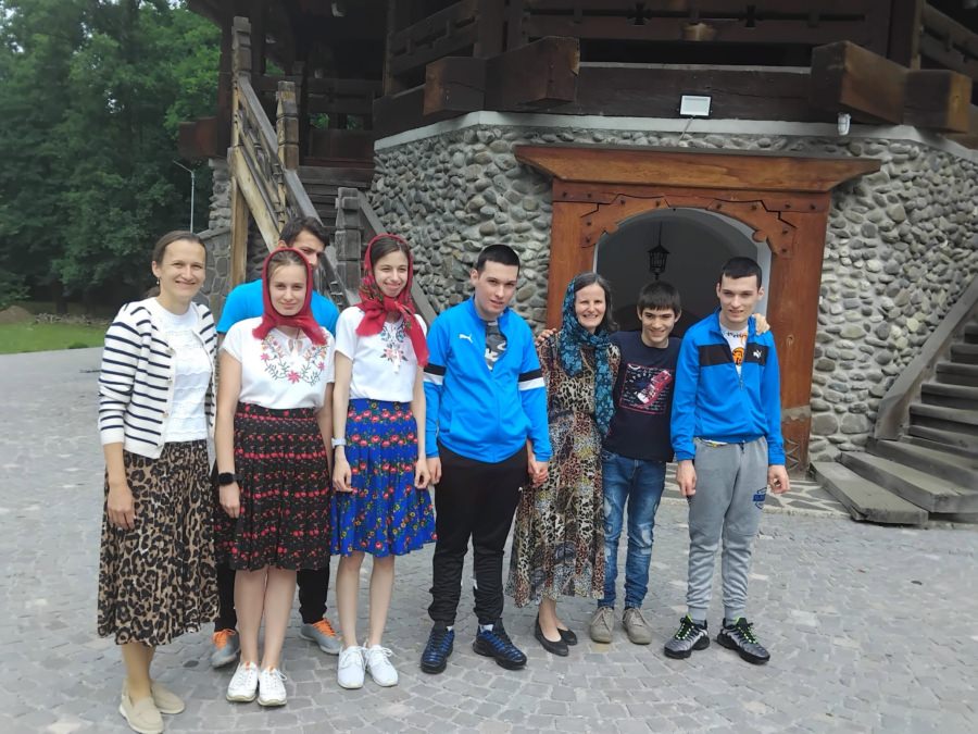 Descoperire și tradiție: Copiii instituționalizați din Sighetu Marmației au avut parte de o excursie de neuitat la Săpânța