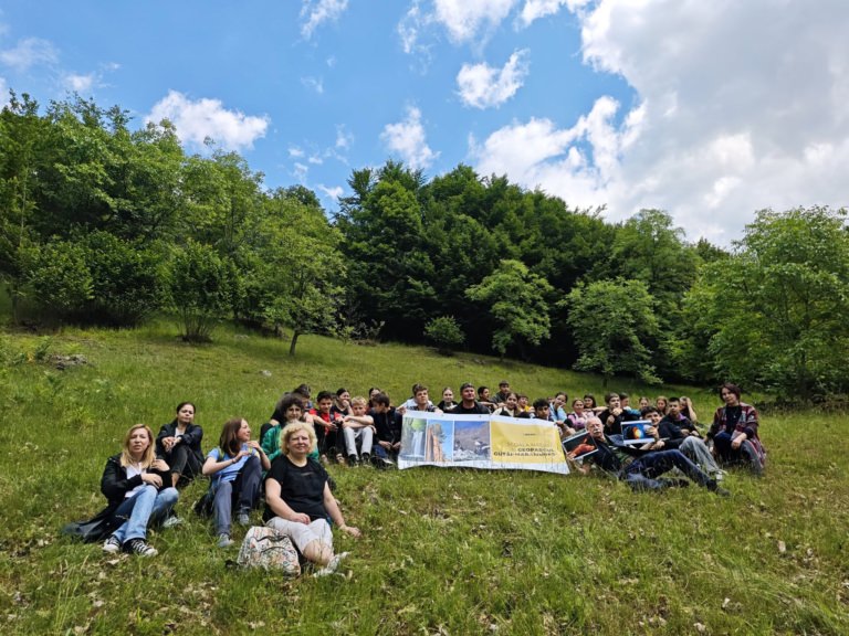„Școala Naturii în Geoparcul Gutâi-Maramureș” a reunit elevi, profesori și voluntari în cadrul unei noi lecții de geologie pe Valea Bulzului și Cheile Dănești