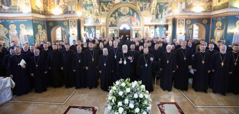 Biserica „Înălțarea Domnului” din Târgu Lăpuș a găzduit conferința preoților din protopopiatele Baia Mare, Lăpuș și Chioar