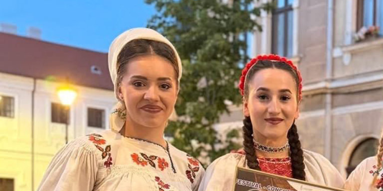 Talentatele Patricia Moldovan și Victoria Petrenciuc vor reprezenta Maramureșul la Festivalul-concurs naţional „Ileana Sărăroiu”