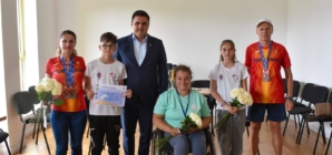 Sportivii ACS Athletic și Ștefania Man din Târgu Lăpuș, premiați la primărie pentru rezultatele deosebite obținute la competițiile din luna mai