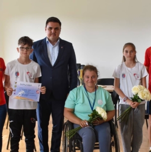 Sportivii ACS Athletic și Ștefania Man din Târgu Lăpuș, premiați la primărie pentru rezultatele deosebite obținute la competițiile din luna mai