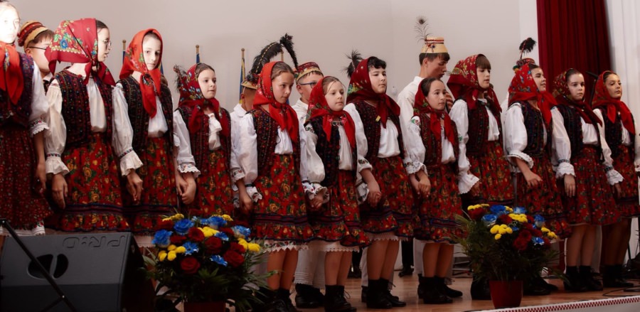 Grupa mijlocie a Ansamblului „Cercănelul” din Borșa, premiată la primul concurs