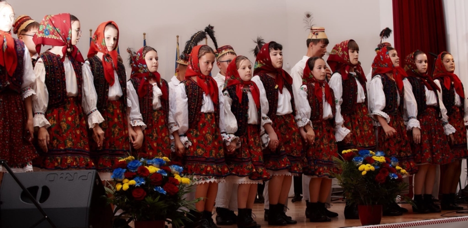 Grupa mijlocie a Ansamblului „Cercănelul” din Borșa, premiată la primul concurs