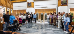 Studentul și colecționarul Ionuț Fintoiu din Argeș, expoziție de port tradițional la Baia Mare