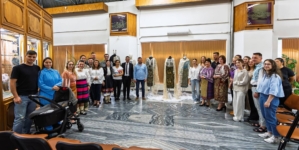 Studentul și colecționarul Ionuț Fintoiu din Argeș, expoziție de port tradițional la Baia Mare