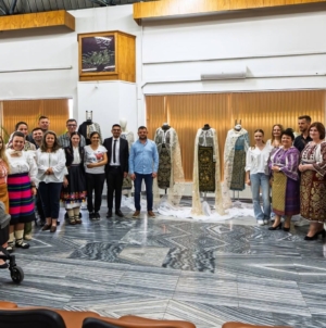 Studentul și colecționarul Ionuț Fintoiu din Argeș, expoziție de port tradițional la Baia Mare