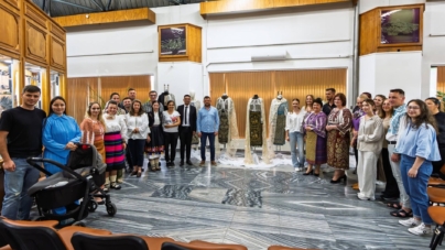 Studentul și colecționarul Ionuț Fintoiu din Argeș, expoziție de port tradițional la Baia Mare