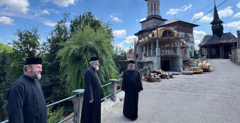 PS Părinte Iustin a vizitat Mănăstirea Rohia și șantierul noului Altar de vară