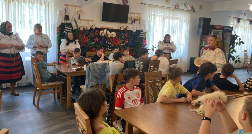 Zeci de elevi din Iași au participat la atelierele Școlii Rădăcinilor Străbune