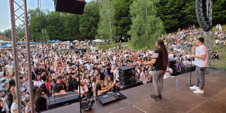 Evenimentul „Flori de Sânziene” de la Tăuții Măgherăuș a fost un succes; Mii de oameni au sărbătorit împreună