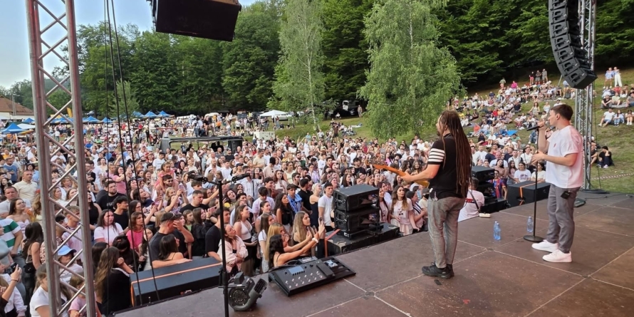 Evenimentul „Flori de Sânziene” de la Tăuții Măgherăuș a fost un succes; Mii de oameni au sărbătorit împreună