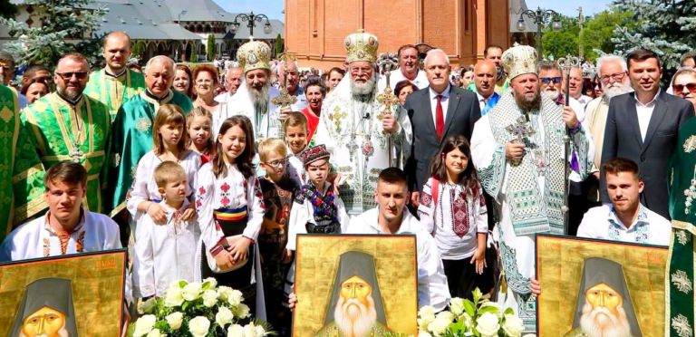 Trei ierarhi vor sluji la Mănăstirea Scărișoara Nouă de sărbătoarea Nașterii Sfântului Ioan Botezătorul